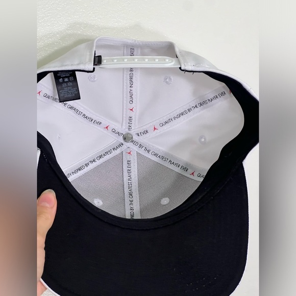 Men’s Jordan White and Black Cap new without tags no flaws - Picture 5 of 5